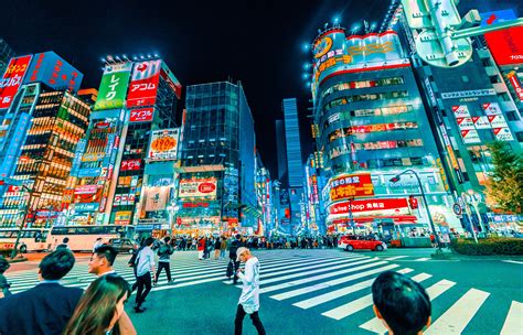 新宿から東京タワー：都市の光と影を繋ぐ物語